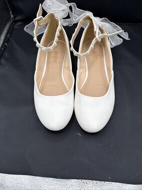 Dream Pairs Women’s dress flats Pearl Embelished Ankle Strap White Bow. Size 10
